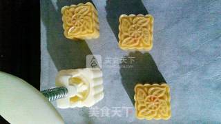 传统蛋黄莲蓉月饼（50克/个）的做法步骤：17