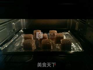 传统蛋黄莲蓉月饼（50克/个）的做法步骤：19