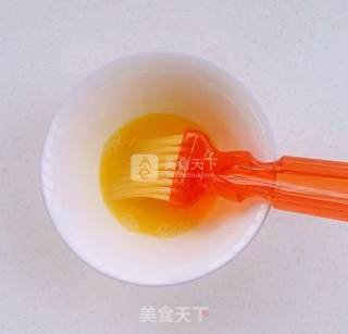 传统蛋黄莲蓉月饼（50克/个）的做法步骤：21