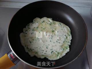 虾肉蛋饼的做法步骤：4