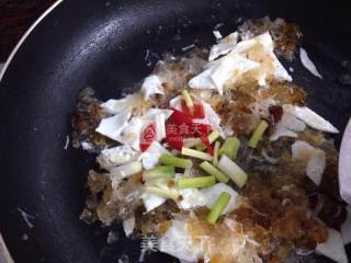 桃胶炒蛋白的做法步骤：8