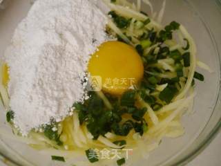 蛋香土豆饼的做法步骤：3
