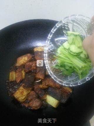 桃胶炒豆腐的做法步骤：6