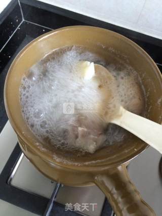 板栗骨头汤的做法步骤：2