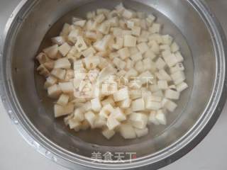 葱香藕丁拌毛豆的做法步骤：2