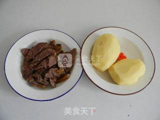 干煸土豆牛肉片的做法步骤：1