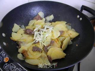 干煸土豆牛肉片的做法步骤：8