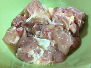 三椒鸡菇丁（别名：炒鸡好吃）的做法步骤：4