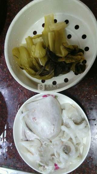 墨鱼爆炒咸菜的做法步骤：1