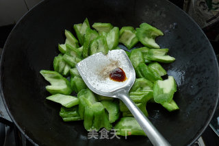 百合苦瓜炒牛肉的做法步骤：5