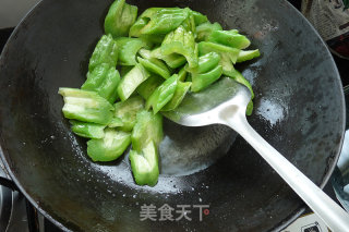 百合苦瓜炒牛肉的做法步骤：6