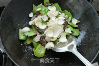 百合苦瓜炒牛肉的做法步骤：8