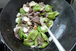百合苦瓜炒牛肉的做法步骤：9
