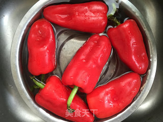 餐桌三剑客之清新爽口的凉拌辣椒黄瓜海蜇的做法步骤：2