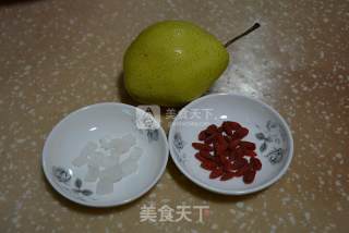 冰糖枸杞炖雪梨的做法步骤：1