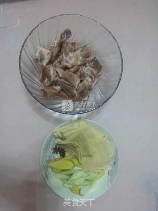排骨炖干豆腐的做法步骤：1