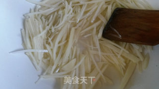 青椒土豆丝炒饼的做法步骤：4