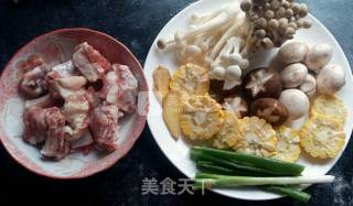 玉米排骨菌菇汤的做法步骤：1