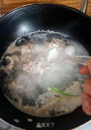 玉米排骨菌菇汤的做法步骤：3