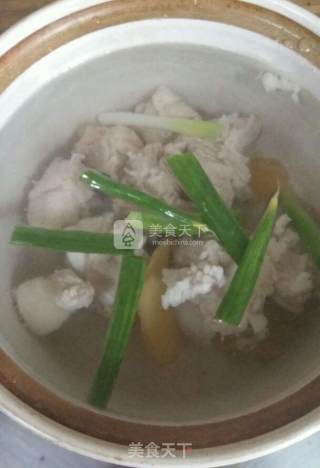 玉米排骨菌菇汤的做法步骤：5