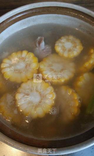 玉米排骨菌菇汤的做法步骤：6