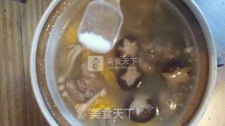 玉米排骨菌菇汤的做法步骤：8