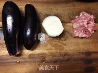 洋葱茄子炖猪肉的做法步骤：1