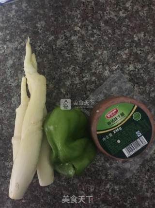 青椒茭白炒火腿的做法步骤：1