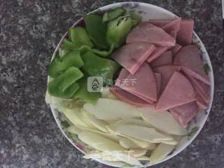 青椒茭白炒火腿的做法步骤：2