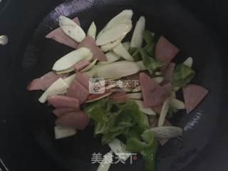 青椒茭白炒火腿的做法步骤：3