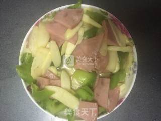 青椒茭白炒火腿的做法步骤：4