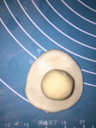 莲蓉蛋黄酥的做法步骤：12