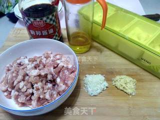 汆丸子（猪肉）的做法步骤：1