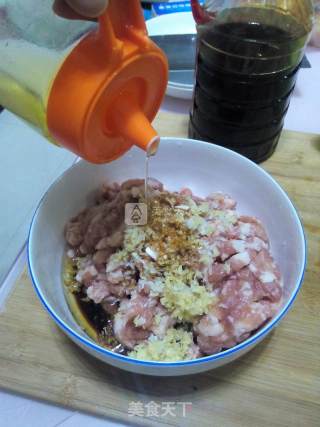 汆丸子（猪肉）的做法步骤：3
