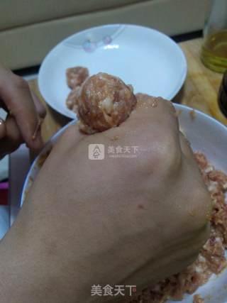 汆丸子（猪肉）的做法步骤：4