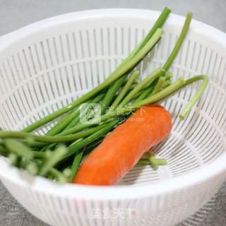 根本停不下来-----蒜薹米饼的做法步骤：1