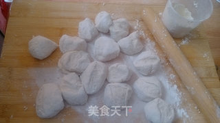 再来一款美味包子——红糖枸杞红枣玫瑰鲜花包的做法步骤：2