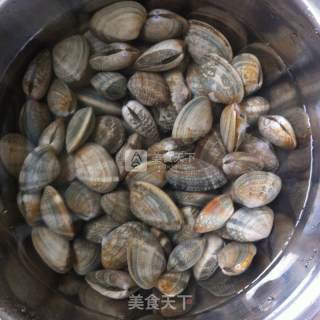 花蛤鸡蛋炒韭菜的做法步骤：1