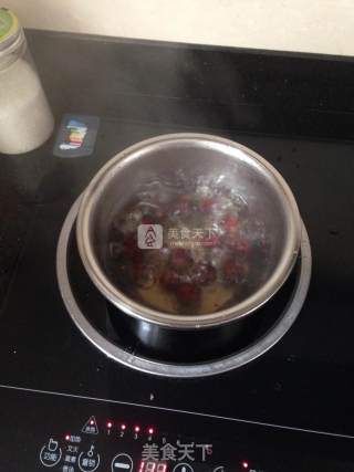 板栗焖肉的做法步骤：1