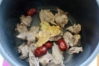 当归大枣炖鸭的做法步骤：4