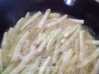干煸豆角的做法步骤：2
