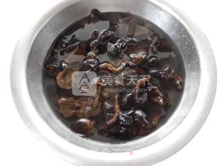 笋干木耳鲜肉馄饨的做法步骤：2