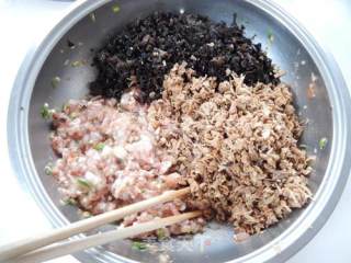 笋干木耳鲜肉馄饨的做法步骤：3