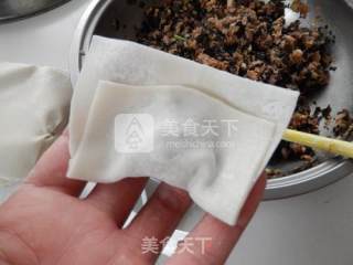 笋干木耳鲜肉馄饨的做法步骤：5