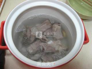 排骨虫草汤的做法步骤：4