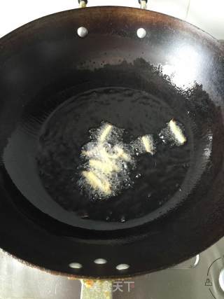 油爆虾的做法步骤：2
