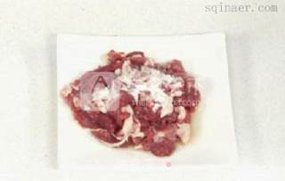 色香味俱全的孜然羊肉的做法步骤：2