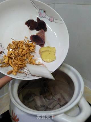 鹿茸排骨炖虫草的做法步骤：5