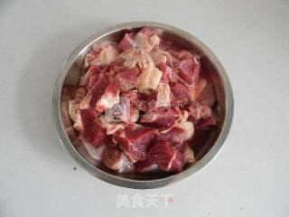 羊肉炖土豆的做法步骤：1