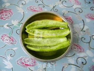 牛里脊炒苦瓜的做法步骤：1